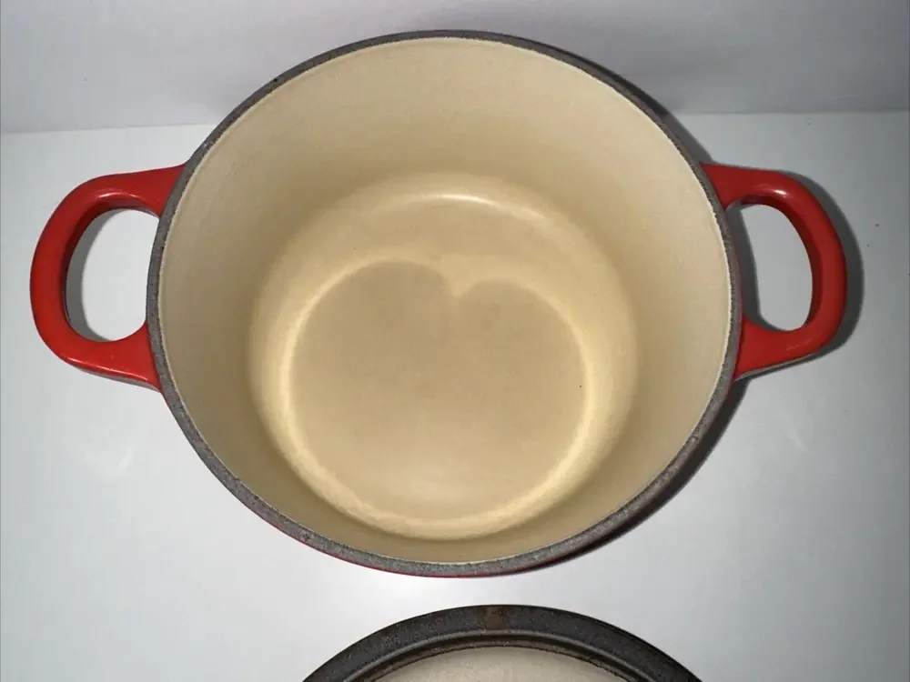 Le Creuset Cocotte Ronde 6.5 Inches 1.25 qt Cerise Red Cast Iron‎ HTF EUC
